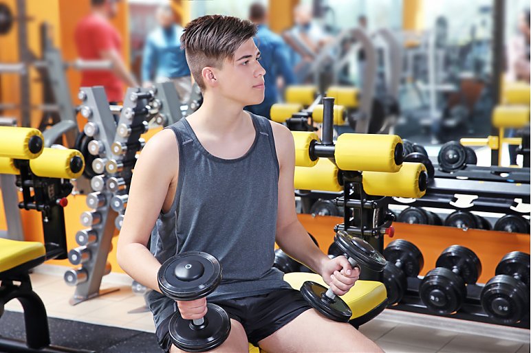 Trening siłowy dla nastolatków - od ilu lat można chodzić na siłownię?
