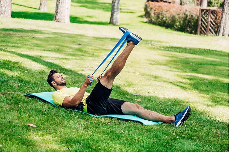 Trening brzucha z gumami dla początkujących