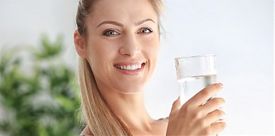 Ile wody pić dziennie? Odpowiednie nawodnienie organizmu